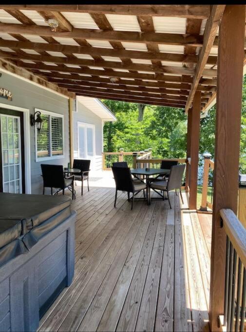 Lakehouse Hot Tub & Pool Close To Ark Encounter Holiday home Corinth